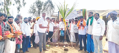 ಮನೆ ನಿರ್ಮಾಣ ಯೋಜನೆಗೆ ಶಾಸಕ ವಿಶ್ವಾಸ ವೈದ್ಯ ಭೂಮಿಪೂಜೆ ನೆರವೇರಿಸಿದರು. ರತ್ನಾ ಕದಂ, ಬಸವರಾಜ ಅಯ್ಯನಗೌಡರ, ಪ್ರಕಾಶ ವಾಲಿ, ನೀಲಕಂಠ ಶಿದಬಸನ್ನವರ ಇತರರಿದ್ದರು.