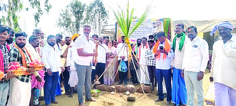 ಮನೆ ನಿರ್ಮಾಣ ಯೋಜನೆಗೆ ಶಾಸಕ ವಿಶ್ವಾಸ ವೈದ್ಯ ಭೂಮಿಪೂಜೆ ನೆರವೇರಿಸಿದರು. ರತ್ನಾ ಕದಂ, ಬಸವರಾಜ ಅಯ್ಯನಗೌಡರ, ಪ್ರಕಾಶ ವಾಲಿ, ನೀಲಕಂಠ ಶಿದಬಸನ್ನವರ ಇತರರಿದ್ದರು.