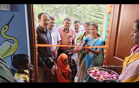 ಮುರಗೋಡ ಹೊರಟ್ಟಿ ಓಣಿಯ 3 ನಂಬರ್​ ಅಂಗನವಾಡಿ ನೂತನ ಕಟ್ಟಡವನ್ನು ಶಾಸಕ ಮಹಾಂತೇಶ ಕೌಜಲಗಿ ಉದ್ಘಾಟಿಸಿದರು. ಗ್ರಾಪಂ ಅಧ್ಯೆ ಸಂಕೇತ ಹಟ್ಟಿಹೊಳಿ, ಸಂಗಪ್ಪ ಬೆಳಗಾವಿ, ರಾಜು ಕಲಾಲ ಇದ್ದರು.