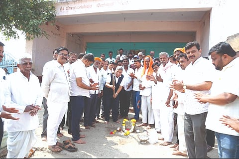 ಹಲಕಿ ಗ್ರಾಮದಲ್ಲಿ ಸಾಂಸತಿಕ ಭವನ ನಿರ್ಮಾಣಕ್ಕೆ ಸಂಸದ ಜಗದೀಶ ಶೆಟ್ಟರ ಭೂಮಿಪೂಜೆ ನೆರವೇರಿಸಿದರು. ಗುರು ಮೆಟಗುಡ್ಡ ಇತರರಿದ್ದರು.