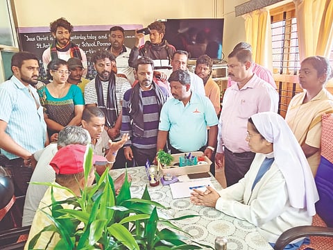 ಪೊನ್ನಂಪೇಟೆಯ ಪ್ರತಿಷ್ಠಿತ ಶಾಲೆಯಲ್ಲಿ ಅಯ್ಯಪ್ಪ ಮಾಲಾಧಾರಿ ವಿದ್ಯಾರ್ಥಿನಿಯ ಮಾಲೆ ಬಿಚ್ಚಿಸಿದ ಶಾಲೆಯ ಮುಖ್ಯಶಿಕ್ಷಕಿಯನ್ನು ತರಾಟೆಗೆ ತೆಗೆದುಕೊಂಡ ಹಿಂದು ಕಾರ್ಯಕರ್ತರು.