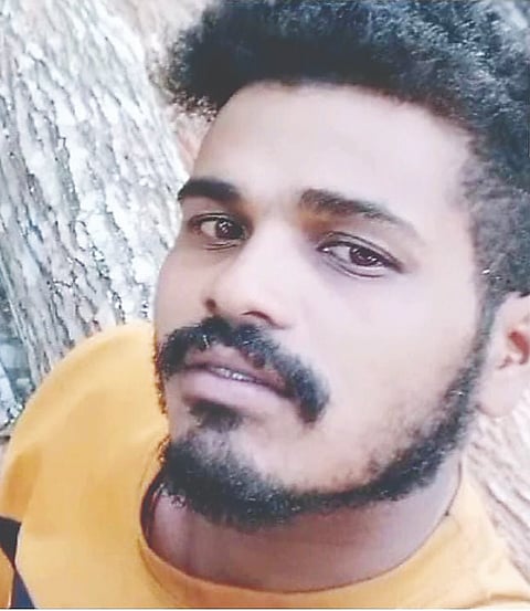 ಮರದಿದ್ದ ಬಿದ್ದು ಮೃತಪಟ್ಟ ಕಾರ್ಮಿಕ ರವಿ.