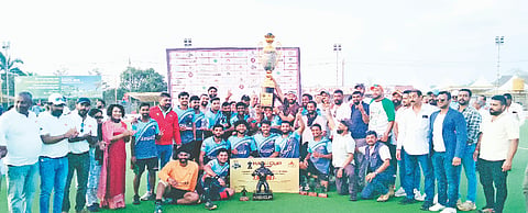 ಕೈಗ್ ಸ್ಪೋರ್ಟ್ಸ್ ಫೌಂಡೇಶನ್, ಕೂರ್ಗ್ ಚಾಲೆಂಜರ್ಸ್ ಹಾಗೂ ಹಾಕಿ ಕೂರ್ಗ್ ವತಿಯಿಂದ ಪೊನ್ನಂಪೇಟೆಯ ಟರ್ಫ್ ಮೈದಾನದಲ್ಲಿ ಆಯೋಜಿಸಿದ್ದ ಹಾಕಿ ಪಂದ್ಯಾವಳಿಯ ಫೈನಲ್ ಪಂದ್ಯದಲ್ಲಿ ಪ್ರಶಸ್ತಿ ಗೆದ್ದ ಕೂರ್ಗ್ ಚಾರ್ಮರ್ಸ್ ಮಡಿಕೇರಿ ತಂಡ. ತುಡಿಮಾಡ ಲೋಕೇಶ್ ಕುಟ್ಟಪ್ಪ, ಪಟ್ರಪಂಡ ಧನಿ ರತನ್, ಕಿಲನ್ ಗಣಪತಿ,ಚೆಪ್ಪುಡಿರ ಕಾರ್ಯಪ್ಪ, ಚೆಪ್ಪುಡಿರ ಪೂಣಚ್ಚ,ಮಾಲೇಟಿರ ಶ್ರೀನಿವಾಸ್ ಇತರರು ಇದ್ದರು.