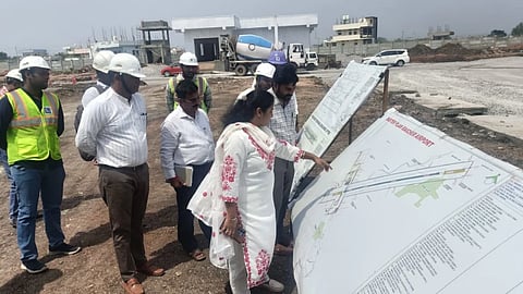 ರಾಯಚೂರಿನ ಹೊರ ವಲಯದ ಯರಮರಸ್ ಬಳಿಯಲ್ಲಿ ನಿರ್ಮಾಣ ಹಂತದಲ್ಲಿರುವ ವಿಮಾನ ನಿಲ್ದಾಣದ ಕಾಮಗಾರಿ ಸ್ಥಳಕ್ಕೆ ಜಿಲ್ಲಾಧಿಕಾರಿ ಪೂವಿತಾ ಎಸ್. ಬುಧವಾರ ಸಂಜೆ ಭೇಟಿ ನೀಡಿ, ಪರಿಶೀಲನೆ ನಡೆಸಿದರು. ಲೋಕೋಪಯೋಗಿ ಇಲಾಖೆಯ ಕಾರ್ಯಪಾಲಕ ಅಭಿಯಂತರ  ವೆಂಕಟೇಶ ಗಲಗ, ಸಹಾಯಕ ಅಭಿಯಂತರ ಮಹೇಶ್, ಗುತ್ತಿಗೆದಾರ ಕಂಪನಿ ಕೆಎಂವಿದ ಪ್ರತಿನಿಧಿ ಪ್ರವೀಣ್ ಇದ್ದರು.