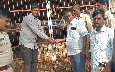 ತಾಲೂಕಿನ ಎಲೆ ಬಿಚ್ಚಾಲಿಯ ರಾಯರ ಜಪದ ಕಟ್ಟೆ ಬಳಿಯ 6 ಕೋಣೆಗಳು ಹಾಗೂ ಗೋಶಾಲೆಗೆ ಕಂದಾಯ ಇಲಾಖೆಯ ಅಧಿಕಾರಿಗಳು ಮಂಗಳವಾರ ಬೀಗ ಹಾಕಿರುವುದು.