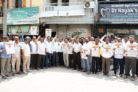 ಆನ್‌ಲೈನ್ ಔಷಧಿ ಮಾರಾಟ ರದ್ದತಿ ವಿರೋಧಿಸಿಬುಧವಾರ ರಾಯಚೂರಿನ ಪೇಟ್ಲಾಬುರ್ಜ್‌ದಲ್ಲಿ ಜಿಲ್ಲಾ ಕೆಮಿಸ್ಟ್ ಮತ್ತು ಡ್ರಗಿಸ್ಟ್ ಕ್ಷೇಮಾಭಿವೃದ್ಧಿ ಸಂಘದಿಂದ ಪ್ರತಿಭಟನೆ ನಡೆಸಲಾಯಿತು. ಸಂಘದ ಜಿಲ್ಲಾಧ್ಯಕ್ಷ ಮುರುಳಿಧರ, ಪ್ರಮುಖರಾದ ಪಿ.ವೆಂಕಟೇಶ, ಗೌತಮ್ ಗಿಯಾ,ಆರ್.ಜಯರಾಮ,ವೈ.ಸುರೇಂದ್ರ, ಬಸವರಾಜ ಗೌಡ, ವಿ,ಎನ್.ಪಾಟೀಲ್, ಕಾಶಿನಾಥ, ಚಂದ್ರಶೇಖರಯ್ಯ, ಏವಂತ, ಕೆ.ವಿಶ್ವನಾಥ, ರಾಜೇಶ ಜುನಾರ ಜೈನ್,ವೆಂಕಟೇಶ್ವರ, ವಿನೋದ ಕುಮಾರ ಇದ್ದರು.