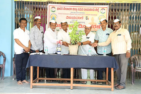 ರಾಯಚೂರಿನ ಡಿಟಿಜಿ ಬಾಲಕಿಯರ ಪ್ರೌಢ ಶಾಲೆಯ ಆವರಣದಲ್ಲಿ ಶನಿವಾರ ವಿಜಯವಾಣಿ ದಿನಪತ್ರಿಕೆ ವತಿಯಿಂದ ಆಯೋಜನೆ ಮಾಡಲಾಗಿದ್ದ  ವಿಶ್ವ ಯೋಗ ದಿನಾಚರಣೆ ಕಾರ್ಯಕ್ರಮವನ್ನು  ಭಾರತ ಸೇವಾದಳದ ಜಿಲ್ಲಾಧ್ಯಕ್ಷ ವೀರುಪಾಕ್ಷಪ್ಪ ಕ್ಯಾದಿಗೇರಿ, ಶಾಲೆಯ ಕಾರ್ಯದರ್ಶಿ ಶಿವಾನಂದ ಚುಕ್ಕಿ, ಜಿಲ್ಲಾ ಸಹಕಾರ ಸಂಘಗಳ ಒಕ್ಕೂಟದ ಅಧ್ಯಕ್ಷ ಎಸ್.ವಿಜಯಕುಮಾರ ಪಾಟೀಲ್ ಶಾವಂತಗೇರಾ, ಟ್ಯಾಗೋರು ಶಿಕ್ಷಣ ಸಂಸ್ಥೆಯ ಕಾರ್ಯದರ್ಶಿ ಎಸ್.ಜಿ.ಕಲ್ಲಯ್ಯ ಸ್ವಾಮಿ, ಕಾಲೇಜಿನ ಪ್ರಾಚಾರ್ಯ ವೀರೇಂದ್ರ ಕುಮಾರ, ವಿಜಯವಾಣಿ ಜಾಹಿರಾತು ವಿಭಾಗದ ಜಿಲ್ಲಾ ವ್ಯವಸ್ಥಾಪಕ ಸಿದ್ರಾಮಪ್ಪ ಕಬ್ಬಿಣದ, ವಿದ್ಯಾಸಾಗರ ಚಿಣಮಗೇರಿ ಇದ್ದರು.