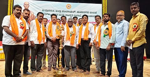 ರಾಯಚೂರಿನ ಪಂ.ಸಿದ್ದರಾಮ ಜಂಬಲದಿನ್ನಿ ರಂಗಮಂದಿರದಲ್ಲಿ  ಶುಕ್ರವಾರ ಜಿಲ್ಲಾಡಳಿತದಿಂದ ಹಮ್ಮಿಕೊಂಡಿದ್ದ ಸಂತ ಕವಿ ಸರ್ವಜ್ಞ ಜಯಂತಿ ಕಾರ್ಯಕ್ರಮವನ್ನು  ಮಹಾನಗರ ಪಾಲಿಕೆ ಸಮುದಾಯ ಸಂಘಟನಾಧಿಕಾರಿ ಕೃಷ್ಣ ಕಟ್ಟಿಮನಿ ಉದ್ಘಾಟಿಸಿದರು. ಗ್ರೇಡ್ 2 ತಹಶೀಲ್ದಾರ್ ಪರಶುರಾಮ,ನಿವೃತ್ತ ಪ್ರಾಚಾರ್ಯ ವೈಸುರೇಂದ್ರಬಾಬು ಕುಂಬಾರ , ಸಮಾಜದ ಪ್ರಮುಖರಾದ ಶಿವರಾಜಪ್ಪ, ವೀರಭದ್ರಪ್ಪ, ಬಸವರಾಜ, ಶಿವಪ್ರಕಾಶ, ಭೀಮಪ್ಪ, ಲಕ್ಷ್ಮೀ ರೆಡ್ಡಿ, ತಿಮ್ಮಪ್ಪ, ಬಸವರಾಜ, ರಮೇಶ, ನರಸಿಂಗಪ್ಪ, ಸಾಯಿಬಾಬ ಇದ್ದರು.