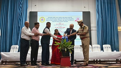 ರಾಯಚೂರಿನ ಕೃಷಿ ವಿಶ್ವವಿದ್ಯಾಲಯದ ಜಗಜ್ಯೋತಿ ಬಸವೇಶ್ವರ ಸಭಾಂಗಣದಲ್ಲಿ ಜಿಲ್ಲೆಯ ಎಲ್ಲಾ ಇಲಾಖೆಗಳ  ಹಾಗೂ ಸಾರ್ವಜನಿಕ ಮಾಹಿತಿ ಅಧಿಕಾರಿಗಳಿಗೆ ಮಾಹಿತಿ ಹಕ್ಕು ಕಾಯ್ದೆ ಕುರಿತು ಕಲಬುರಗಿ ಪೀಠದ ರಾಜ್ಯ ಮಾಹಿತಿ ಆಯುಕ್ತ ಬಿ.ವೆಂಕಟ್ಸಿಂಗ್ ಸಂವಾದ ಕಾರ್ಯಕ್ರಮಕ್ಕೆ ಶನಿವಾರ ಚಾಲನೆ ನೀಡಿದರು. ಡಿಸಿ ಪೂವಿತಾ ಎಸ್., ಜಿಪಂ ಸಿಇಓ ಈಶ್ವರ ಕುಮಾರ ಕಾಂದೊ, ಎಸಿ ಡಾ.ಹಂಪಣ್ಣ ಸಜ್ಜನ್ ,ಜಿಲ್ಲಾ ಪೊಲೀಸ್ ಹೆಚ್ಚುವರಿ ವರಿಷ್ಠಾಧಿಕಾರಿ ಹರೀಶ್ ಜಿ.,  ಮಹಾನಗರ ಪಾಲಿಕೆಯ ಆಡಳಿತ ವಿಭಾಗದ ಉಪ ಆಯುಕ್ತ ಶರಣಪ್ಪ ಇದ್ದರು.