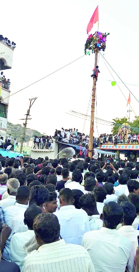 ಸಿರವಾರ ಬಯಲು ಆಂಜನೇಯ ದೇವರ ಜಾತ್ರಾ ಮಹೋತ್ಸವದ ಅಂಗವಾಗಿ ಶನಿವಾರ ಸಂಜೆ ಹಾಲುಗಂಬ ಉತ್ಸವ ನಡೆಯಿತು.