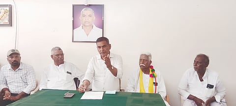 ಸವದತ್ತಿಯಲ್ಲಿ ಹಮ್ಮಿಕೊಂಡಿದ್ದ ಸುದ್ದಿಗೋಷ್ಠಿಯಲ್ಲಿ ಬಿಡಿಸಿಸಿ ಬ್ಯಾಂಕ್ ನಿರ್ದೇಶಕ ವಿರೂಪಾಕ್ಷ ಮಾಮನಿ ಮಾತನಾಡಿದರು. ವಿಜಯ ಕುಲಕರ್ಣಿ, ಜಗದೀಶ ಕೌಜಗೇರಿ, ಅಣ್ಣಪ್ಪಗೌಡ ಪಾಟೀಲ ಇತರರಿದ್ದರು.