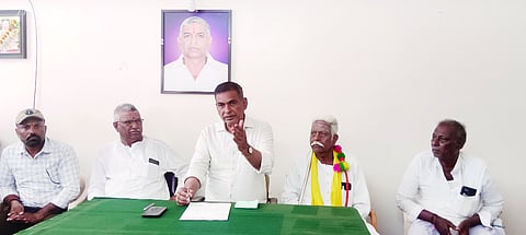 ಸವದತ್ತಿಯಲ್ಲಿ ಹಮ್ಮಿಕೊಂಡಿದ್ದ ಸುದ್ದಿಗೋಷ್ಠಿಯಲ್ಲಿ ಬಿಡಿಸಿಸಿ ಬ್ಯಾಂಕ್ ನಿರ್ದೇಶಕ ವಿರೂಪಾಕ್ಷ ಮಾಮನಿ ಮಾತನಾಡಿದರು. ವಿಜಯ ಕುಲಕರ್ಣಿ, ಜಗದೀಶ ಕೌಜಗೇರಿ, ಅಣ್ಣಪ್ಪಗೌಡ ಪಾಟೀಲ ಇತರರಿದ್ದರು.