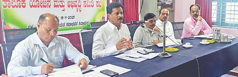 ಸಿದ್ದಾಪುರದ ತಾಪಂ ಸಭಾಂಗಣದಲ್ಲಿ ಆಯೋಜಿಸಿದ್ದ ತಾಲೂಕು ಯೋಜನೆ ಮತ್ತು ಅಭಿವೃದ್ಧಿ ಸಮಿತಿ ಸಭೆಯ ಅಧ್ಯಕ್ಷತೆವಹಿಸಿ ಶಾಸಕ ಭೀಮಣ್ಣ ನಾಯ್ಕ ಮಾತನಾಡಿದರು. ಕೆ.ಜಿ. ನಾಗರಾಜ, ಎಂ.ಆರ್. ಕುಲಕರ್ಣಿ, ಡಿ.ಆರ್. ನಾಯ್ಕ , ದೇವರಾಜ ಹಿತ್ತಲಕೊಪ್ಪ ಇದ್ದರು. 