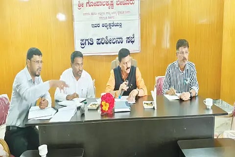 ಸಾಗರದಲ್ಲಿ ಶಾಸಕ ಗೋಪಾಲಕೃಷ್ಣ ಅಧಿಕಾರಿಗಳ ಸಭೆ ನಡೆಸಿದರು. ಮೌನೇಶ್ ಬಡಿಗೇರ್, ಎಚ್.ಕೆ.ನಾಗಪ್ಪ ಇತರರಿದ್ದರು.