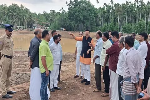 ಸಾಗರ ತಾಲೂಕಿನ ಎಂ.ಲಿಂಗದಹಳ್ಳಿಯಲ್ಲಿ ಜೀರ್ಣೋದ್ಧಾರವಾದ ಕೆರೆಯನ್ನು ಶಾಸಕ ಗೋಪಾಲಕೃಷ್ಣ ಬೇಳೂರು ವೀಕ್ಷಿಸಿದರು. ಎಲ್.ಆರ್.ಸುಬ್ರಾಯ, ದತ್ತಾತ್ರೇಯ ಹೆಗಡೆ, ಎಂ.ಜಿ.ಚಂದ್ರಶೇಖರ್ ಇತರರಿದ್ದರು.