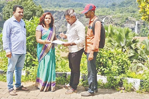 ಜೋಗದಲ್ಲಿ ರೋಪ್​ವೇ ಕೇಬಲ್​ ಕಾರು ನಿರ್ಮಾಣಕ್ಕೆ ಸಂಬಂಧಿಸಿ ಸಾಗರ ತಹಸೀಲ್ದಾರ್​ ಡಾ. ಆರ್​.ಪ್ರತಿಭಾ ಭೇಟಿ ನೀಡಿ ವೀಕ್ಷಿಸಿದರು. ಹನುಮಂತಪ್ಪ, ಬೀರಪ್ಪ, ಸಂದೀಪ್​ ಇದ್ದರು.