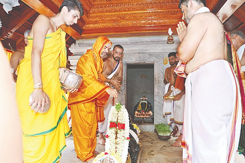 ಸಾಗರ ತಾಲೂಕು ತುಂಬೆ ಬೆಂಕಟವಳ್ಳಿಯಲ್ಲಿ ಶ್ರೀರಾಮೇಶ್ವರ ದೇವರ ಪ್ರತಿಷ್ಠಾಪನೆಯನ್ನು ಶ್ರೀರಾವೇಶ್ವರ ಭಾರತೀ ಸ್ವಾಮೀಜಿ ನೆರವೇರಿಸಿದರು. ಪ್ರಖ್ಯಾತ ಸುಬ್ಬರಾವ್​, ವೇ.ಮೂ. ಸಮರ್ಥಭಟ್​, ಎಸ್​.ಪಿ. ಶೇಷಗಿರಿ ಭಟ್​ ಇತರರಿದ್ದರು.
