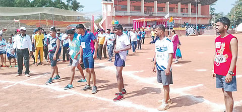 ಶಿರಸಿಯಲ್ಲಿ ಕಿವಿ ಕೇಳಿಸದವರಿಗಾಗಿ ರಾಜ್ಯ ಮಟ್ಟದ ಕ್ರೀಡಾಕೂಟ ನಡೆಯಿತು. ರಾಜ್ಯದ ವಿವಿಧೆಡೆಯಿಂದ ಸ್ಪರ್ಧಿಗಳು ಪಾಲ್ಗೊಂಡರು.