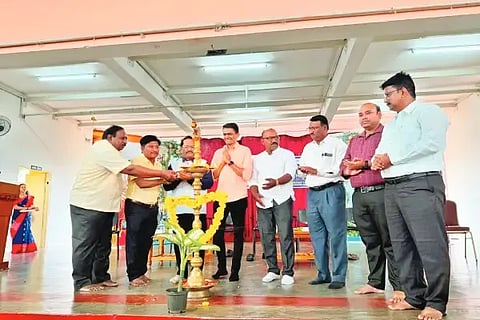 ಶಿಕಾರಿಪುರದ ಸ್ವಾಮಿ ವಿವೇಕಾನಂದ ವಿದ್ಯಾಸಂಸ್ಥೆಯಲ್ಲಿ ವಿದ್ಯಾರ್ಥಿಗಳಿಗೆ ಆಯೋಜಿಸಿದ್ದ ಸ್ಪರ್ಧಾತ್ಮಕ ಪರೀಕ್ಷೆಗೆ ತಯಾರಿ ಉಪನ್ಯಾಸ ಕಾರ್ಯಕ್ರಮವನ್ನು ಡಾ. ಶಿವಕುಮಾರ್ ಉದ್ಘಾಟಿಸಿದರು. ಎಂ.ಬಿ.ಶಿವಕುಮಾರ್, ಮಂಜುನಾಥ್, ಡಾ. ರವೀಂದ್ರ, ಡಾ. ವಿರೇಂದ್ರ ಇತರರಿದ್ದರು.