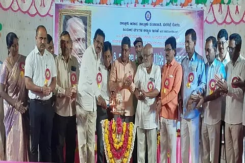 ಸೊರಬದಲ್ಲಿ ಆಯೋಜಿಸಿದ್ದ ಡಿ.ದೇವರಾಜ ಅರಸು ಅವರ ಜನ್ಮದಿನಾಚರಣೆ ಕಾರ್ಯಕ್ರಮವನ್ನು ಗ್ಯಾರಂಟಿ ಸಮಿತಿ ತಾಲೂಕು ಅಧ್ಯಕ್ಷ ಜಯಶೀಲ ಗೌಡ ಉದ್ಘಾಟಿಸಿದರು. ರಾಜು, ಎಂ.ಡಿ.ಶೇಖರ್, ರಾಜಪ್ಪ ಮಾಸ್ಟರ್, ಕೆ.ಪುರಂದರ ಇತರರಿದ್ದರು.