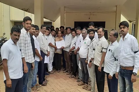 ಆನ್‌ಲೈನ್‌ನಲ್ಲಿ ಔಷಧ ಮಾರಾಟ ಮಾಡುವುದನ್ನು ವಿರೋಧಿಸಿ ಸೊರಬ ತಾಲೂಕು ಔಷಧ ವ್ಯಾಪಾರಿಗಳ ಸಂಘದ ಪದಾಧಿಕಾರಿಗಳು  ತಹಸೀಲ್ದಾರ್ ಪುರಂದರ ಅವರಿಗೆ ಮನವಿ ಸಲ್ಲಿಸಿದರು. ಈರೇಶ್ ಗೌಡ, ಸತೀಶ್, ಅನಂತ ಪದ್ಮನಾಭ, ಎಂ.ಜೆ.ಗಿರೀಶ್ ಇತರರಿದ್ದರು.