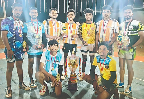 ಸೊರಬ ಚಂದ್ರಗುತ್ತಿ ಕಬಡ್ಡಿ ಪ್ರೀಮಿಯರ್ ಲೀಗ್ ಪಂದ್ಯಾವಳಿಯಲ್ಲಿ ಪ್ರಥಮ ಸ್ಥಾನ ಪಡೆದ ಚಂದ್ರಗುತ್ತಿ ಮಹಾಗಣಪತಿ ತಂಡ.