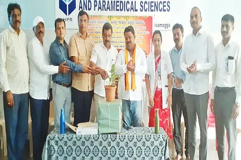 ಸೊರಬದಲ್ಲಿ ಆಯೋಜಿಸಿದ್ದ ರಕ್ತದಾನ ಶಿಬಿರವನ್ನು ಕುವೆಂಪು ವಿವಿ ಸಿಂಡಿಕೇಟ್ ಸದಸ್ಯ ಲಕ್ಷ್ಮೀಕಾಂತ್ ಚಿಮಣೂರು ಉದ್ಘಾಟಿಸಿದರು. ಡಾ. ಜ್ಞಾನೇಶ್, ಶಂಕರ ಶೇಟ್, ತೋಟಪ್ಪ ಇತರರಿದ್ದರು.