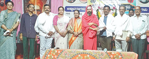 ಸೊರಬ ಕಾನುಕೇರಿ ಮಠದಲ್ಲಿ ಆಯೋಜಿಸಿದ್ದ ವಚನ ಶ್ರಾವಣ ಸಂಜೆ ಕಾರ್ಯಕ್ರಮದಲ್ಲಿ ದಾಸೋಹಿಗಳನ್ನು ಸನ್ಮಾನಿಸಲಾಯಿತು. ಶ್ರೀ ನಬಸವ ಅಮರೇಶ್ವರ ಶಿವಾಚಾರ್ಯ ಸ್ವಾಮೀಜಿ, ಡಾ. ಉಮೇಶ್​, ಮಂಜುನಾಥ್​, ರೇಖಾ ಜಗದೀಶ್​ ಇತರರಿದ್ದರು.