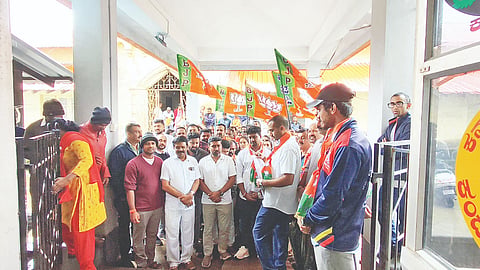 ಸೋಮವಾರಪೇಟೆ ತಾಲೂಕು ಕಚೇರಿ ಎದುರು ಬಿಜೆಪಿ ಯುವಮೋರ್ಚಾ ವತಿಯಿಂದ ಪ್ರತಿಭಟನೆ ನಡೆಯಿತು. ಅಪ್ಪಚ್ಚು ರಂಜನ್, ಮಹೇಶ್, ಗೌತಮ್, ಕವಿತಾ ಇದ್ದರು.