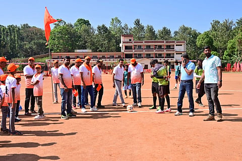 ಸೋಮವಾರಪೇಟೆ ತಾಲೂಕಿನ ಗೌಡಳ್ಳಿ ಬಿಬಿಜಿಎಸ್ ಮೈದಾನದಲ್ಲಿ  ಏಳನೇ ವರ್ಷದ ಮುಕ್ತ  ಫುಟ್ಭಾಲ್ ಪಂದ್ಯಾವಳಿಗೆ  ದಾನಿಗಳಾದ ಚಾಮೇರ ಪವನ್ ದೇವಯ್ಯ ಚಾಲನೆ ನೀಡಿದರು. ಭರತ್‌ಕುಮಾರ್, ಆದರ್ಶ್, ಅಕಾಶ್, ನವೀನ್ ಇದ್ದರು.