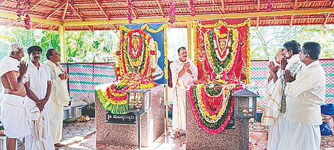 ಸೋಮವಾರಪೇಟೆ ಪಟ್ಟಣದ ಎಂಡಿ ಬ್ಲಾಕ್‌ನ ಶ್ರೀ ಮುನೇಶ್ವರ ಮತ್ತು ಚಾಮುಂಡೇಶ್ವರಿ ದೇವಾಲಯದ ವಾರ್ಷಿಕ ಪೂಜೆಯಲ್ಲಿ ಭಕ್ತಾದಿಗಳು ದೇವರ ದರ್ಶನ ಪಡೆದರು.