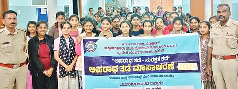 ಶೃಂಗೇರಿ ತಾಲೂಕಿನ ನೆರಳಕೊಡಿಗೆ ಮೆಟ್ರಿಕ್ ನಂತರದ ಬಾಲಿಕಾ ವಿದ್ಯಾರ್ಥಿ ನಿಲಯದಲ್ಲಿ ಆಯೋಜಿಸಿದ್ದ ಅಪರಾಧ ತಡೆ ಮಾಸಾಚರಣೆ ಕಾರ್ಯಕ್ರಮದಲ್ಲಿ ಸಿ.ಆರ್.ಮೋಹನ್ ಕುಮಾರ್, ಬಿ.ಆರ್.ನಾಗರಾಜ್, ನಿಹಾರಿಕಾ, ಅಕ್ಷತಾ, ನಮಿತಾ, ದೀಪಿಕಾ, ಸಾನಿಕಾ ಇದ್ದರು. 