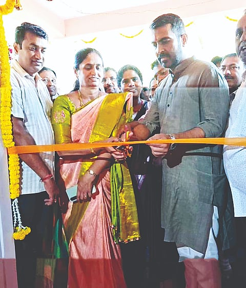 ಶನಿವಾರಸಂತೆ ಗ್ರಾಪಂ ನೂತನ ಕಟ್ಟಡವನ್ನು ಶಾಸಕ ಡಾ.ಮಂತರ್‌ಗೌಡ ಉದ್ಘಾಟಿಸಿದರು. ಗೀತಾ ಹರೀಶ್ ಇದ್ದರು.