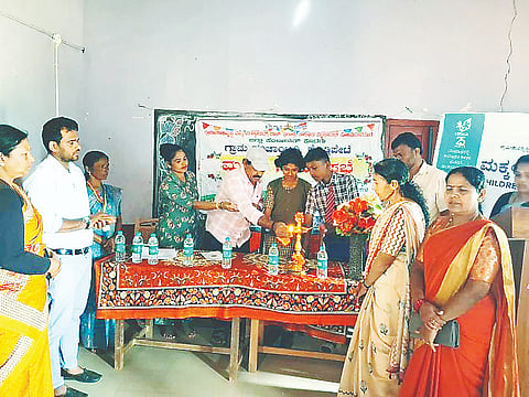ಸಮೀಪದ ಸರ್ಕಾರಿ ಮಾದರಿ ಪ್ರಾಥಮಿಕ ಶಾಲೆಯ ಸಭಾಂಗಣದಲ್ಲಿ ಆಯೋಜಿಸಿದ್ದ ಮಕ್ಕಳ ಗ್ರಾಮಸಭೆಯನ್ನು ದೀಕ್ಷಾ ಶೆಟ್ಟಿ, ಶೇಖರ್ ಉದ್ಘಾಟಿಸಿದರು.ಸಾವಿತ್ರಮ್ಮ, ಗೌತಮ್ ಕಿರಗಂದೂರು, ಗ್ರಾ.ಪಂ.ಸದಸ್ಯರು ಇದ್ದರು.