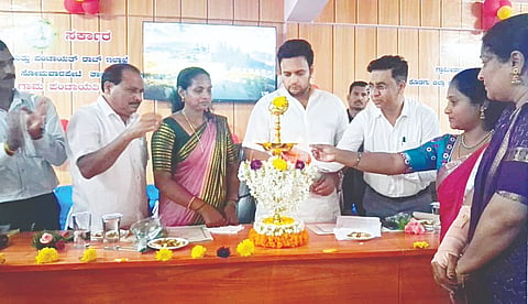 ದುಂಡಳ್ಳಿ ಗ್ರಾಪಂನಿಂದ ನಿರ್ಮಿಸಿರುವ ಸಂಜೀವಿನಿ ಸಭಾಂಗಣವನ್ನು ಸಂಸದ ಯದುವೀರ್ ಕೃಷ್ಣದತ್ತ ಚಾಮರಾಜ ಒಡೆಯರ್ ಉದ್ಘಾಟಿಸಿದರು.