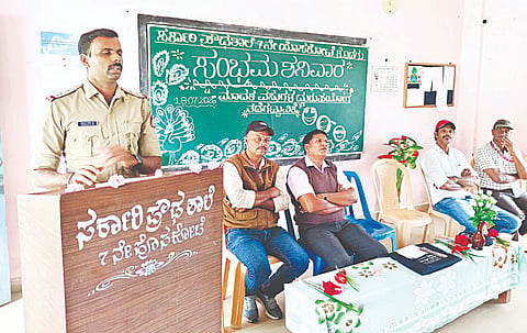 ಸುಂಟಿಕೊಪ್ಪ ಬಳಿಯ ಏಳನೇ ಹೊಸಕೋಟೆ ಸರ್ಕಾರಿ ಪ್ರೌಢಶಾಲೆಯಲ್ಲಿ ಆಯೋಜಿಸಿದ್ದ ಜಾಗೃತಿ ಕಾರ್ಯಕ್ರಮದಲ್ಲಿ ಚೇತನ್ ಉಪನ್ಯಾಸ ನೀಡಿದರು. ಸೋಮಯ್ಯ, ಟಿ.ಜಿ.ಪ್ರೇಮಕುಮಾರ್, ಅಬ್ದುಲ್ ರಜಾಕ್, ಕೆ.ಎಂ.ರಮೇಶ್, ರಾಧಾಕೃಷ್ಣ ಇದ್ದರು.