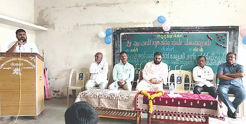 ತೆಲಸಂಗ ಗ್ರಾಮದ ಬಿವಿವಿ ಸಂಘದ ಪದವಿಪೂರ್ವ ಕಾಲೇಜಿನಲ್ಲಿ ಹಮ್ಮಿಕೊಂಡಿದ್ದ ಕ್ರೀಡೆ ಹಾಗೂ ಸಾಂಸ್ಕೃತಿಕ ಚಟುವಟಿಕೆ ಉದ್ಘಾಟನೆ ಕಾರ್ಯಕ್ರಮದಲ್ಲಿ ಬಸವರಾಜ ಹೊನಕಾಂಬಳೆ ಮಾತನಾಡಿದರು. ಮಲ್ಲಪ್ಪ ತೇಲಿ, ಬಸವರಾಜ ಹನಕಾಂಬಳೆ, ಎಸ್.ಡಿ.ಸನಗೊಂಡ ಇತರರಿದ್ದರು.