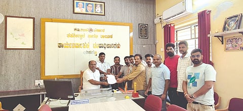 ಫಾರ್ಮಾಸಿಗಳ ಕಾನೂನುಬಾಹಿರ ಕಾರ್ಯಾಚರಣೆ ತಡೆಗೆ ಸೂಕ್ತ ಕ್ರಮ ಕೈಗೊಳ್ಳಬೇಕೆಂದು ಆಗ್ರಹಿಸಿ ತಾಲೂಕು ಫಾರ್ಮಾಸಿ ಒಕ್ಕೂಟದ ವತಿಯಿಂದ ಯರಗಟ್ಟಿಯಲ್ಲಿ ತಹಸೀಲ್ದಾರ್ ಎಂ.ವಿ.ಗುಂಡಪ್ಪಗೋಳಗೆ ಮನವಿ ಸಲ್ಲಿಸಲಾಯಿತು. ವೀರಭದ್ರಪ್ಪ ಮಲ್ನಾಕರ, ರವಿ ಮದ್ದಾನಿ ಇತರರಿದ್ದರು.