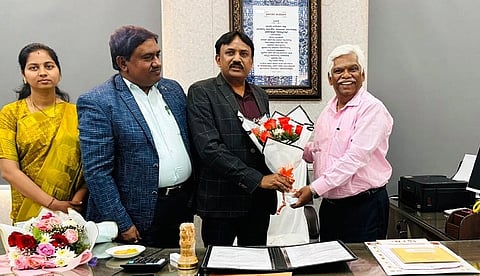  ಸಂಗೀತ ವಿವಿ ನೂತನ ಕುಲಪತಿ ಪ್ರೊ.ರಾಮಕೃಷ್ಣಯ್ಯ ಅವರಿಗೆ ನಿರ್ಗಮಿತ ಕುಲಪತಿ ಪ್ರೊ.ನಾಗೇಶ್ ವಿ.ಬೆಟ್ಟಕೋಟೆ ಅಧಿಕಾರ ಹಸ್ತಾಂತರಿಸಿ ಅಭಿನಂದಿಸಿದರು