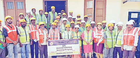 ಕಟ್ಟಡ ಮತ್ತು ಇತರ ನಿರ್ಮಾಣ ಕಾರ್ಮಿಕರ ಕಲ್ಯಾಣ ಮಂಡಳಿ ವತಿಯಿಂದ ಆರ್‌ಪಿಎಲ್ ಬ್ರಿಡ್ಜ್ ಕೋರ್ಸ್ ಅಂಗವಾಗಿ ಗ್ಲೋಬಲ್ ಮೆಡ್ ಎಂಗ್ ಸಲ್ಯೂಶನ್ ಸಂಸ್ಥೆಯ ನೇತೃತ್ವದಲ್ಲಿ ತರಬೇತಿ ಕಾರ್ಯಾಗಾರ.