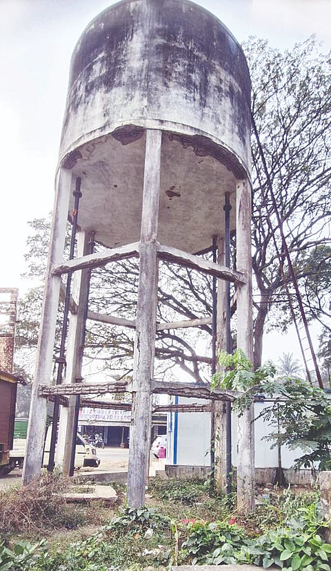 ಕಿಕ್ಕೇರಿಯ ಪ್ರವಾಸಿ ಮಂದಿರದ ಕೆ.ಎಸ್. ನರಸಿಂಹಸ್ವಾಮಿ ಗ್ರಂಥಾಲಯದ ಬಳಿ  ಶಿಥಿಲಾವಸ್ಥೆಯಲ್ಲಿರುವ  ಕುಡಿಯುವ ನೀರಿನ ಟ್ಯಾಂಕ್.