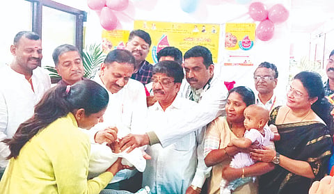 ಪಟ್ಟಣದ ತಾಲೂಕು ಸಾರ್ವಜನಿಕ ಆಸ್ಪತ್ರೆ ಸಭಾಂಗಣದಲ್ಲಿ ರಾಷ್ಟ್ರೀಯ ಪಲ್ಸ್ ಪೋಲಿಯೋ ಕಾರ್ಯಕ್ರಮದ ಹಿನ್ನೆಲೆಯಲ್ಲಿ ಕ್ಷೇತ್ರದ ಶಾಸಕ, ಸೆಸ್ಕ್ ಅಧ್ಯಕ್ಷ ಎ.ಬಿ.ರಮೇಶ ಬಂಡಿಸಿದ್ದೇಗೌಡ ಮಗುವಿನ ಬಾಯಿಗೆ ಪೋಲಿಯೋ ಲಸಿಕೆ ಕಾರ್ಯಕ್ರಮಕ್ಕೆ ಚಾಲನೆ ನೀಡಿದರು.