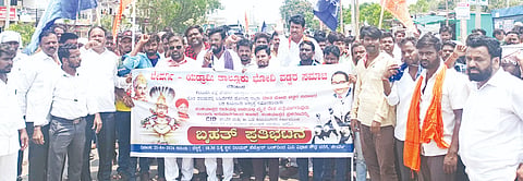 ಇಜೇರಿಯಲ್ಲಿ ಅಪ್ರಾಪ್ತ ಬಾಲಕಿಯರ ಅನುಮಾನಸ್ಪದ ಸಾವು ಪ್ರಕರಣದ ಸಮಗ್ರ ತನಿಖೆ ನಡೆಸಬೇಕು ಎಂದು ಒತ್ತಾಯಿಸಿ ಜೇವರ್ಗಿಯಲ್ಲಿ ತಾಲೂಕು ಬೋವಿ ವಡ್ಡರ್​ ಸಮಾಜದಿಂದ ಪ್ರತಿಭಟನೆ ನಡೆಸಲಾಯಿತು. ಶರಣು ಗುತ್ತೇದಾರ್​,  ರವೀಚಂದ್ರ ಗುತ್ತೇದಾರ್​, ಭೀಮಾಶಂಕರ ಯಲಗೋಡ, ಹಣಮಂತ ದಂಡಗುಂಡಲಕರ್​ ಇತರರಿದ್ದರು.