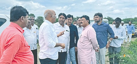 ಅಫಜಲಪುರ ತಾಲೂಕಿನ ಬಳ್ಳುಂಡಗಿ ಜಾಕ್​ವೆಲ್​ನಿಂದ ಆಳಂದನ ಅಮರ್ಜಾ ಅಣೆಕಟ್ಟಿಗೆ ನೀರು ತುಂಬಿಸುವ ಕಾಮಗಾರಿಯನ್ನು ಕೆಕೆಆರ್​ಟಿಸಿ ಅಧ್ಯಕ್ಷ ಅರುಣಕುಮಾರ ಪಾಟೀಲ್​ ಪರಿಶೀಲಿಸಿದರು.ಆರ್​.ಕೆ.ಪಾಟೀಲ್​, ಶಿವಕುಮಾರ ಸ್ವಾಮಿ, ಸಂತೋಷ ಸಜ್ಜನ ಇತರರಿದ್ದರು.