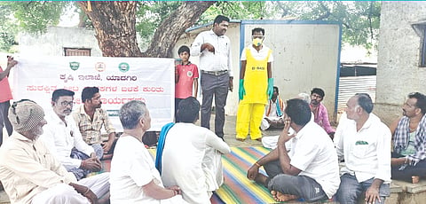ಕಕ್ಕೇರಾ ಸಮೀಪದ ಏದಲಭಾವಿ ಗ್ರಾಮದಲ್ಲಿ ಸುರಕ್ಷಿತ ಕೀಟನಾಶಕ ಬಳಕೆ ಕುರಿತು ಗುರುವಾರ ಹಮ್ಮಿಕೊಂಡ ಕಾರ್ಯಕ್ರಮದಲ್ಲಿ ರೈತ ಸಂಪರ್ಕ ಕೇಂದ್ರದ ಅಽಕಾರಿ ಶ್ರೀಧರ್ ಎಸ್. ಮಾತನಾಡಿದರು. ಚನ್ನಬಸವ ನಾಯಕ, ಸೋಮಣ್ಣ ಗುಮೇದಾರ, ಮಲ್ಲಿಕಾರ್ಜುನ ಭೋವಿ ಇತರರಿದ್ದರು.