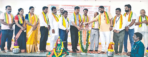 ಜೇವರ್ಗಿಯಲ್ಲಿ ಹಮ್ಮಿಕೊಂಡಿದ್ದ ಮದ್ಯವರ್ಜನ ಶಿಬಿರವನ್ನು ಪುರಸಭೆ ಮುಖ್ಯಾಧಿಕಾರಿ ಶಂಭುಲಿಂಗ ದೇಸಾಯಿ ಉದ್ಘಾಟಿಸಿದರು. ಮಲ್ಲಶೆಟ್ಟೆಪ್ಪಗೌಡ ಹಿರೇಗೌಡ, ಡಾ.ಉಮೇಶ ಶರ್ಮಾ, ಶಾಂತರಾಜ ಪಾಟೀಲ್​ ಇತರರಿದ್ದರು.  