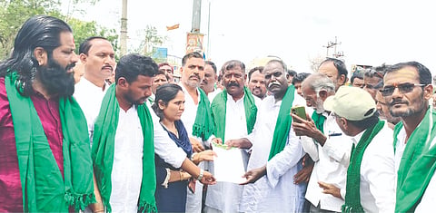 ಕಲಬುರಗಿ ಜಿಲ್ಲೆ ಬರಪೀಡಿತ ಘೋಷಿಸುವಂತೆ ಒತ್ತಾಯಿಸಿ ರಾಜ್ಯ ರೈತ ಸಂಘ ಮತ್ತು ಹಸಿರು ಸೇನೆಯಿಂದ ಶಹಾಬಾದ್​ನ ರಾಷ್ಟ್ರೀಯ ಹೆದ್ದಾರಿಯಲ್ಲಿ ಮಂಗಳವಾರ ಸಂಚಾರ ತಡೆ ನಡೆಸಿ ತಹಸೀಲ್ದಾರ್​ ನೀಲಪ್ರಭ ಬಬಲಾದ ಅವರಿಗೆ ಮನವಿಪತ್ರ ಸಲ್ಲಿಸಲಾಯಿತು. ಮಲ್ಲಣ್ಣಗೌಡ ಪಾಟೀಲ್​, ಕುಪೇಂದ್ರ ಕುನ್ನೂರ, ರವಿ ಯರಗೋಳ, ಶಿವಪ್ಪ ಸಣಮೋ, ಕಾಶಿನಾಥ ಜೋಗಿ, ಈಶ್ವರ ಮುಗುಳನಾಗಾವ ಇತರರಿದ್ದರು.