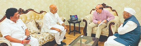 ನವದೆಹಲಿಯಲ್ಲಿ ಕೇಂದ್ರ ಪ್ರವಾಸೋದ್ಯಮ ಇಲಾಖೆ ಕಾರ್ಯದರ್ಶಿ ಭುವನೇಶ ಕುಮಾರ್​ ಜತೆ ಅಫಜಲಪುರ ಕ್ಷೇತ್ರದ ಧಾರ್ಮಿಕ ತಾಣಗಳ ಅಭಿವೃದ್ಧಿ ಕುರಿತು ಶಾಸಕ ಎಂ.ವೈ.ಪಾಟೀಲ್​ ಚರ್ಚಿಸಿದರು. ಕೆಕೆಆರ್​ಟಿಸಿ ಅಧ್ಯಕ್ಷ ಅರುಣಕುಮಾರ ಪಾಟೀಲ್​, ಕಲಬುರಗಿ ಹಾಲು ಒಕ್ಕೂಟದ ಅಧ್ಯಕ್ಷ ಆರ್​.ಕೆ.ಪಾಟೀಲ್​ ಇದ್ದರು.