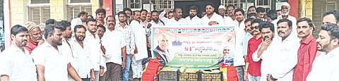 ಎಐಸಿಸಿ ಅಧ್ಯಕ್ಷ ಡಾ.ಮಲ್ಲಿಕಾರ್ಜುನ ಖರ್ಗೆ ಜನ್ಮದಿನ ನಿಮಿತ್ತ ಅಫಜಲಪುರ ಸರ್ಕಾರಿ ಆಸ್ಪತ್ರೆಯಲ್ಲಿ ಪಕ್ಷದಿಂದ ರೋಗಿಗಳಿಗೆ ಮಂಗಳವಾರ ಹಣ್ಣು&ಹಂಪಲು ವಿತರಿಸಲಾಯಿತು. ಮಂಜುನಾಥ ಅಂಜುಟಗಿ, ಅಂಬರೀಶ ಬುರಲಿ, ಅಣವೀರಯ್ಯ ಮಠಪತಿ, ಪ್ರವಿಣ ಕಲ್ಲೂರ ಇತರರಿದ್ದರು.