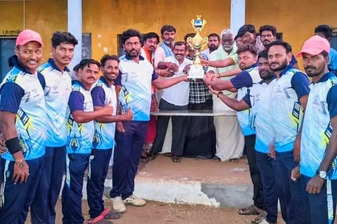 ತಿಗರಿಯಲ್ಲಿ ನಡೆದ ಪ್ರೀಮಿಯರ್ ಲೀಗ್ ಕ್ರಿಕೆಟ್ ಪಂದ್ಯಾವಳಿಯಲ್ಲಿ  ಮೊದಲ ಸ್ಥಾನ ಪಡೆದ ಫ್ರೆಂಡ್ಸ್ ಕ್ರಿಕೆಟ್‌ಕ್ಲಬ್ಗೆ ಬಹುಮಾನ ವಿತರಿಸಲಾಯಿತು. ಪ್ರಮುಖರಾದ ಗಂಗಪ್ಪ ಅಂಬಿಗೇರ, ವೀರೇಶ ಕುರಿ, ಬಸಣ್ಣ, ಮಾರುತೆಪ್ಪ ಇತರರಿದ್ದರು.